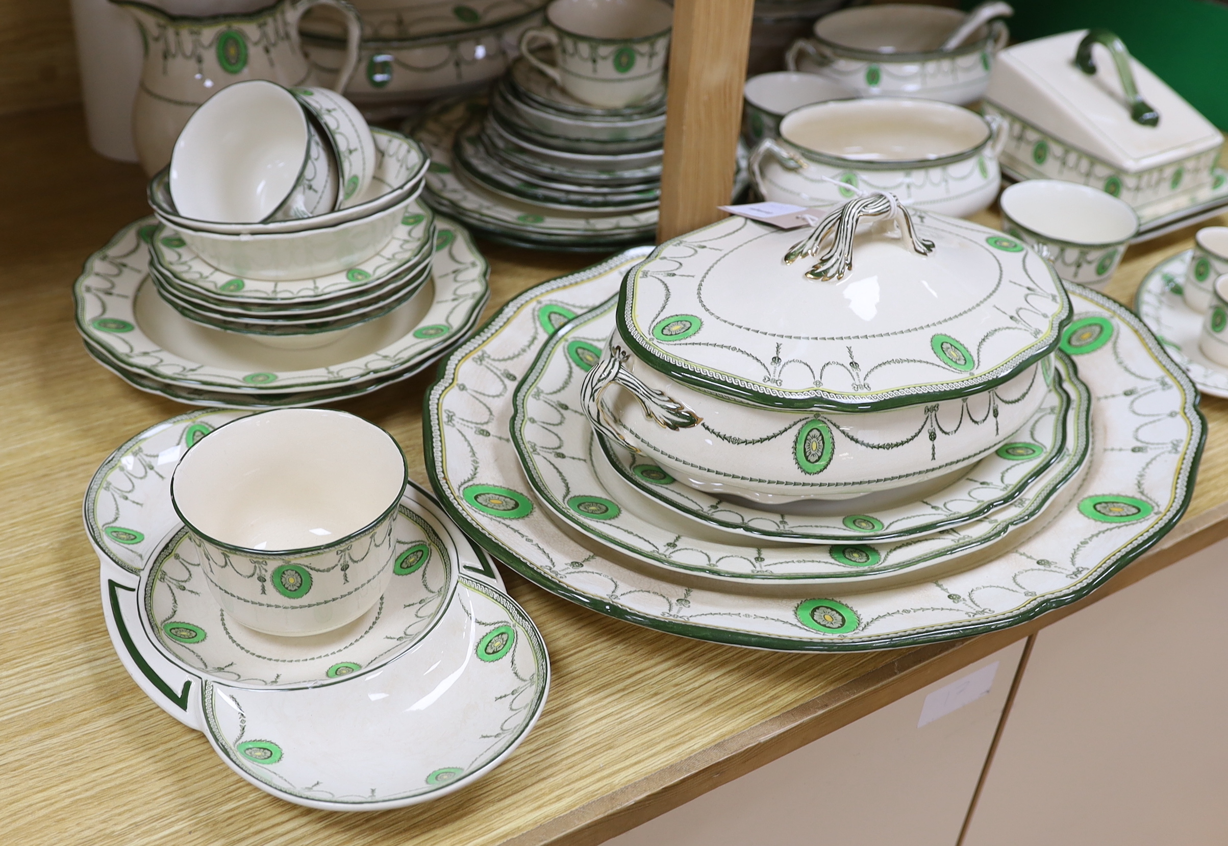 An extensive Royal Doulton Countess pattern tea, dinner and dessert service, approx. 150 pieces